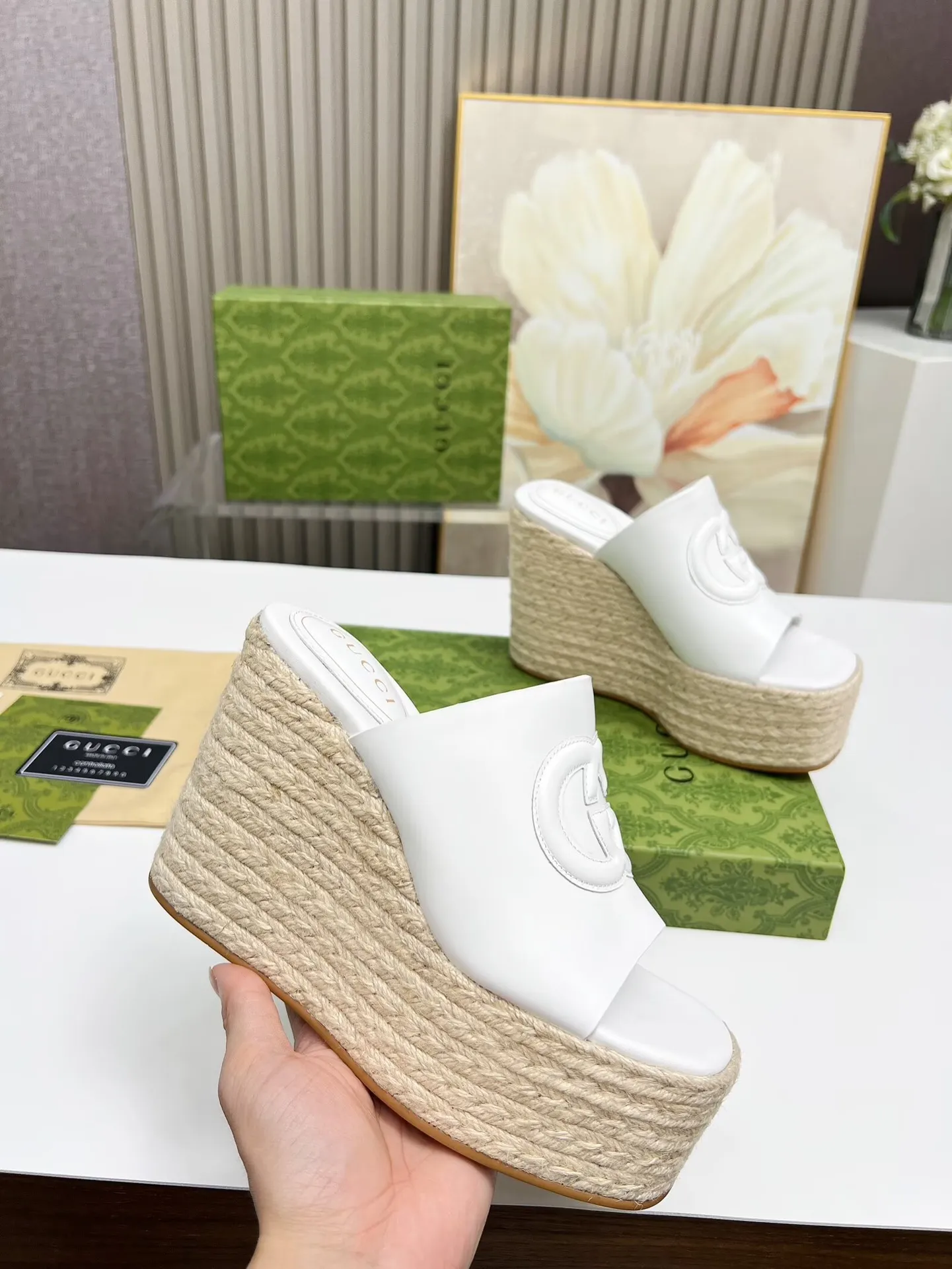👟👟Ex-factory price 460👟👟 Gucci's new slippers, fashionable, high-end and full of personality✅ Very stable, comfortable and durable for daily use, convenient and unique for daily matching, a must-have classic for summer, the upper is made of GUCCI brand stitching Fabric: cowhide Lining/foot pad: sheepskin Water platform height: 11cm Color: black, white, brown Code number: 35-42 (41 and 42 need to be customized) Packaging: Comes with cloth bag and card.